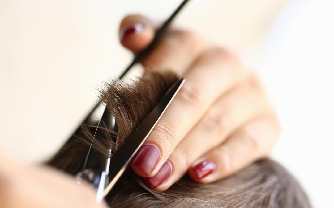 Tagliare i capelli serve a rinforzarli?
